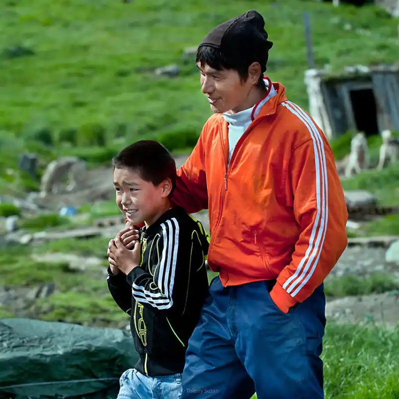Grand frère et petit frère souriants marchant ensemble dans les rues de Sisimiut au Groenland