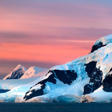 Ciel coloré au-dessus de la Terre de Graham, dans la péninsule Antarctique.