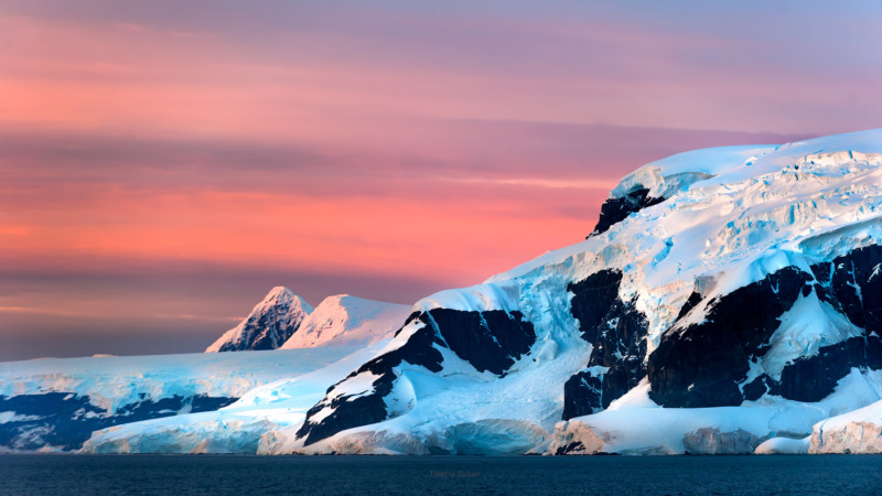 Ciel coloré au-dessus de la Terre de Graham, dans la péninsule Antarctique.