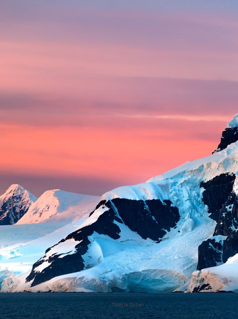 Ciel coloré au-dessus de la Terre de Graham, dans la péninsule Antarctique.